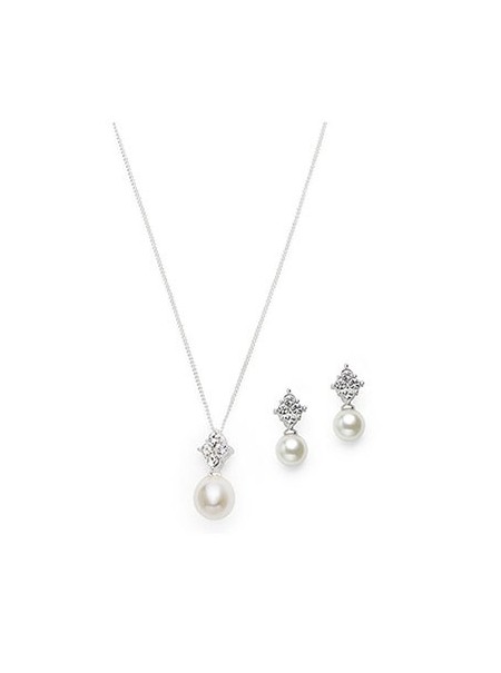 collana e orecchini a goccia